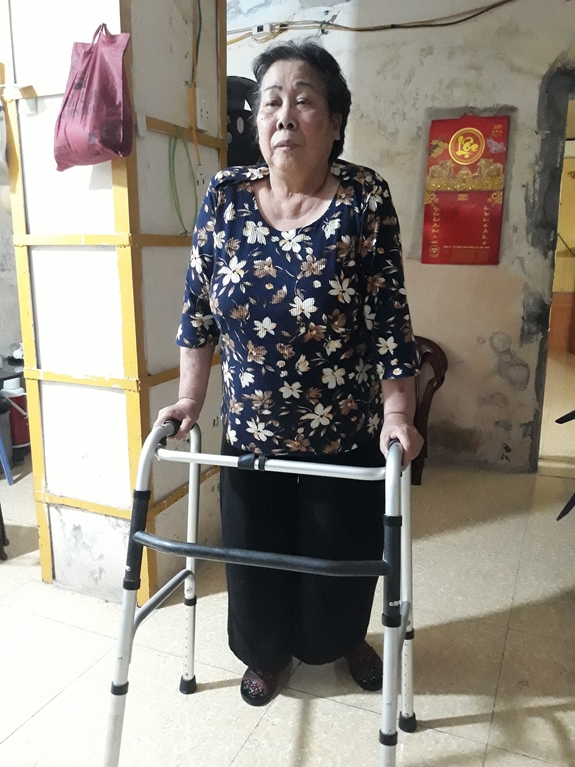 Bà Hà Thị Giao phải dùng thiết bị hỗ trợ để đi lại trong nhà.
